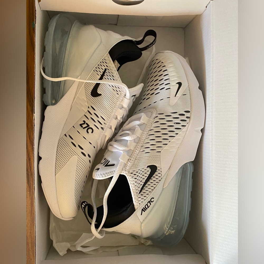Nike Women's Air Max 270 Sneaker Black White 6.5 - Picture 6 of 16